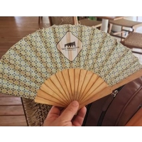 Ventilador o Abanico Manual, manija madera con poliester algodon, 23 x 3.5 cmts