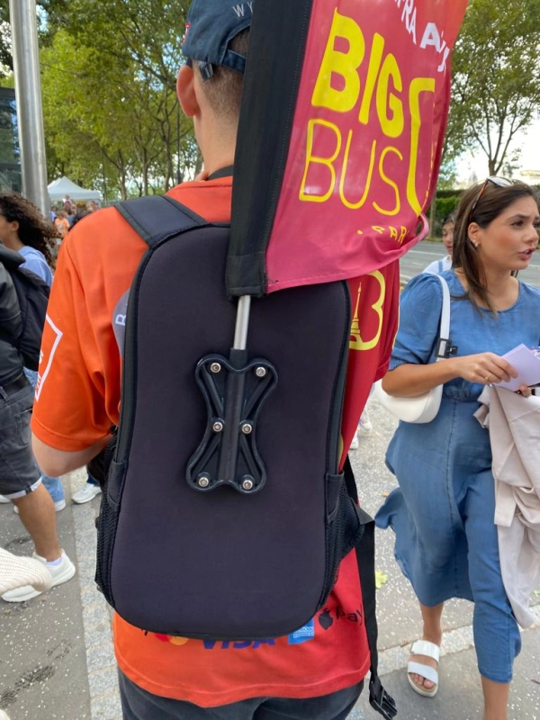 Bandera Publicitaria Weston, con Arnes para Cargarla, de 55 x 105 cmts