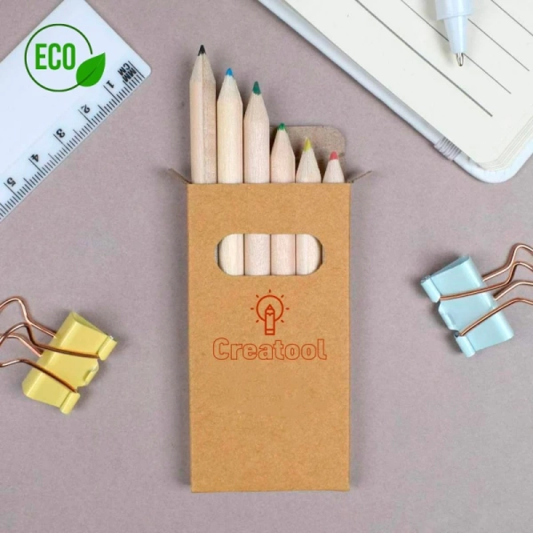 Set de 6 colores en caja de carton reciclable, tamaño 9.2 x 4.5 cmts