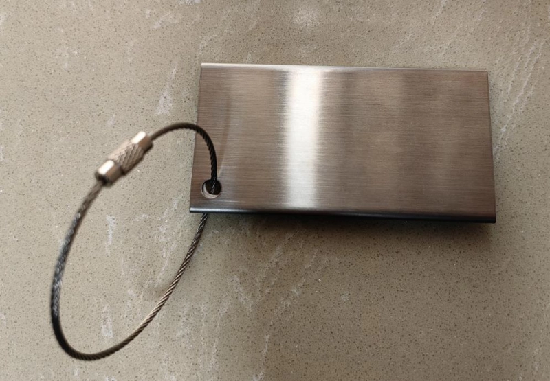 Identificador de Maletas elaborado en Aluminio, de 80 x 43 mm