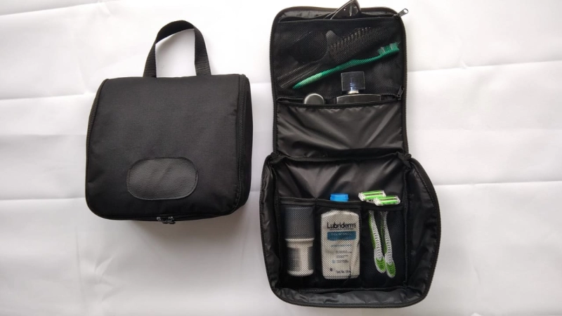 Cosmetiquera Zurich, 22 x 22 x 9 cmts, en poliester, varios bolsillos y forro