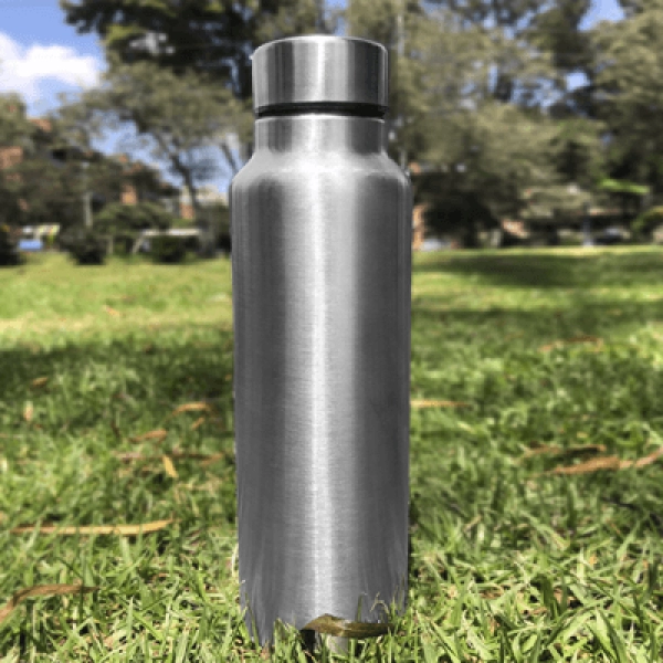 Botella Dinho, de 750 ml., en acero inoxidable con tapa removible, 20.5 x 7.1 cmts
