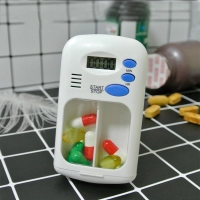 Dispensador de Pastillas con Timer, en PP,  tamaño 9 x 5.5 x 2 cmts,