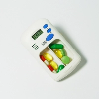 Dispensador de Pastillas con Timer, en PP,  tamaño 9 x 5.5 x 2 cmts,