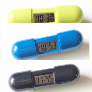 Reloj con Alarma en ABS en forma de pildora, abierto 13.8 x 1.2 cmts, cerrado 8.8