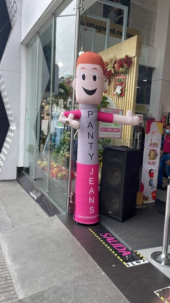 Sky Dancer de 2.5 metros de alto en tela de poliester, con movimiento en la mano