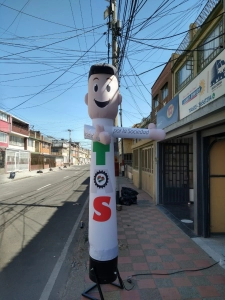 Sky Dancer de 2.5 metros de alto en tela de poliester, con movimiento en la mano