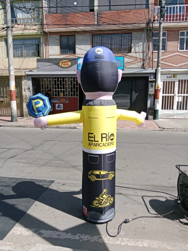 Sky Dancer, de 2.5 mts de alto, con movimiento en la mano