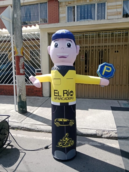 Sky Dancer, de 2.5 mts de alto, con movimiento en la mano