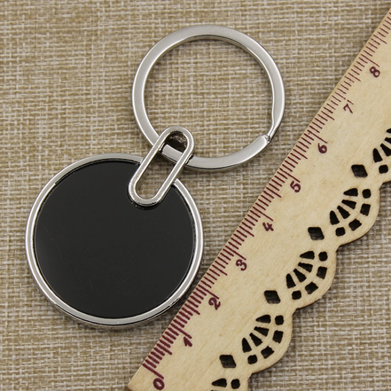 Llavero Metalico Redondo marco plateado e interior negro, diametro 3.6 cmtts