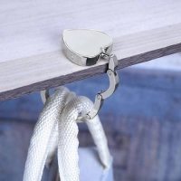 Gancho Porta Carteras plegable metalico forma de corazón, 5 cmts diametro