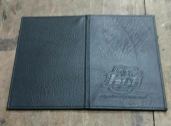 Porta Cuenta Santo Domingo, en imitacion cuero 13.5 x 22 cmts cerrado