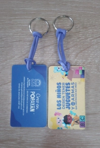 Identificador de Maletas sublimado, con argolla tipo llavero, 10.3 x 6.3 cmts