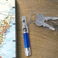 Llavero Wind Linterna, con silbato, brújula y linterna Led, 9.3 x 1.3 cmts