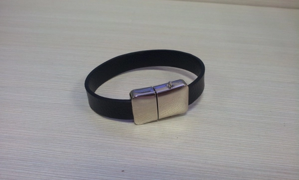 Memoria USB Brazalete en Metal y Cuero
