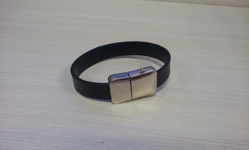 Memoria USB Brazalete en Metal y Cuero