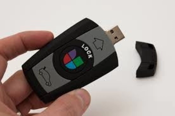 Memoria USB en PVC 2D diseño Llave de Carro