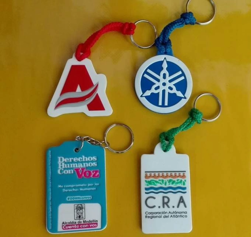 Llavero Microinyectado, con logo en alto relieve