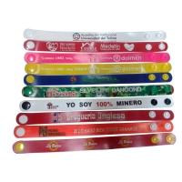 Manilla Microinyectada, con logo en alto relieve.