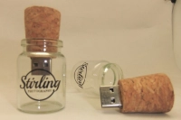 Memoria USB en madera en forma de Corcho con botella de vidrio