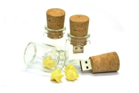 Memoria USB en madera en forma de Corcho con botella de vidrio