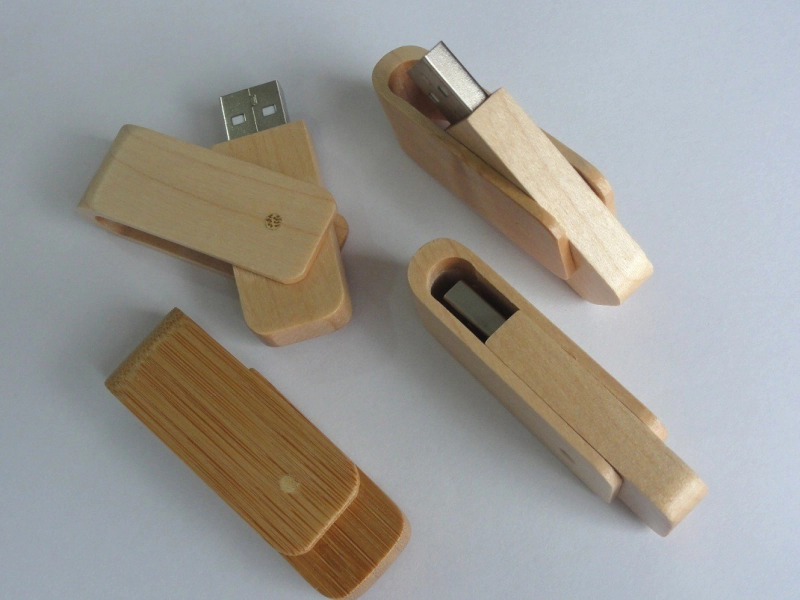 Memoria USB giratoria en madera