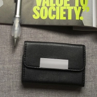 Porta tarjetas en Cuero, con placa metalica, 10.5 x 6.5 x 1.5 cmts.