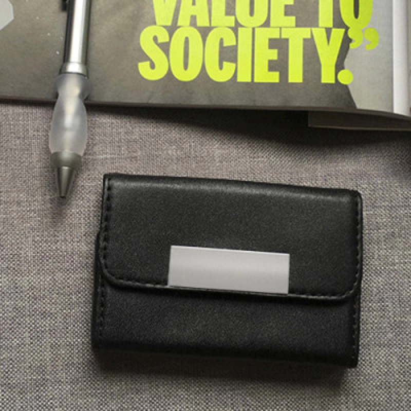 Porta tarjetas en Cuero, con placa metalica, 10.5 x 6.5 x 1.5 cmts.