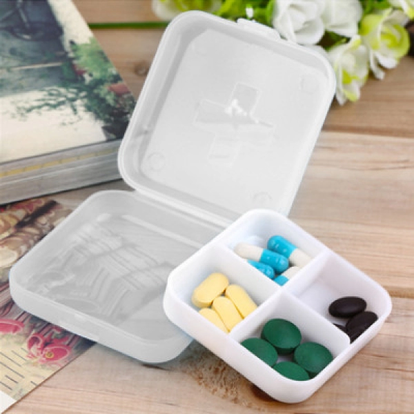 Pastillero Cross, de 6.5 x 6.5 x 2.3 cm, con 4 compartimientos removibles.