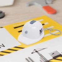 Llavero en forma de Casco con luz LED y destapador, de 5.8 x 4.4 cmts