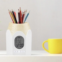 Portalápiz Magic, de 10 x 7.5 cmts, con reloj digital de luz azul y calendario