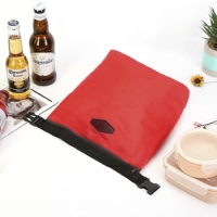 Lonchera Quasar, triangular, en lona, interior aluminizado, 27.5x26 x8.3 cmt