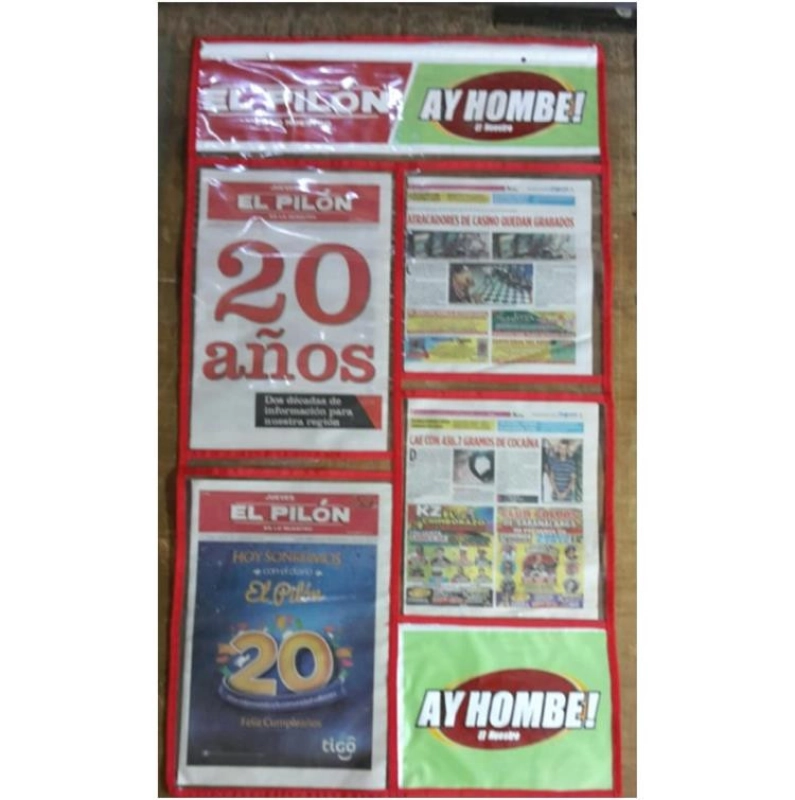 Exhibidor de Periódicos de 4 puestos, elaborado en Vinilo.