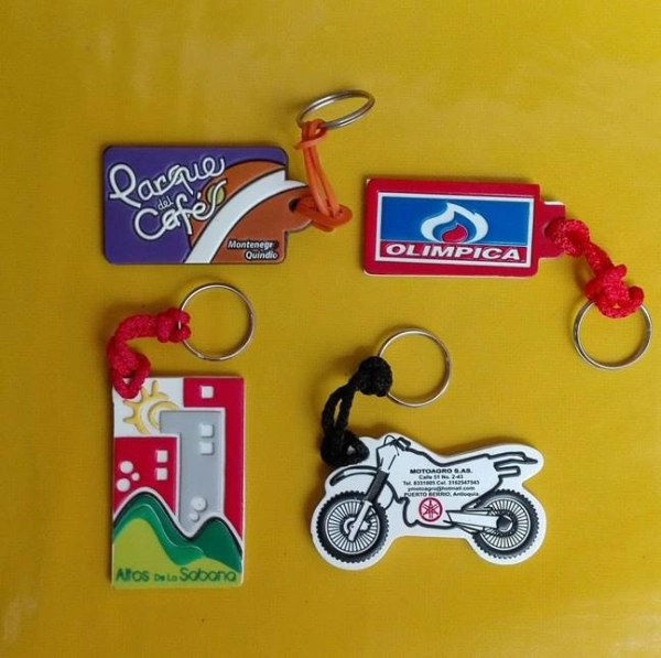 Llavero Microinyectado, con logo en alto relieve