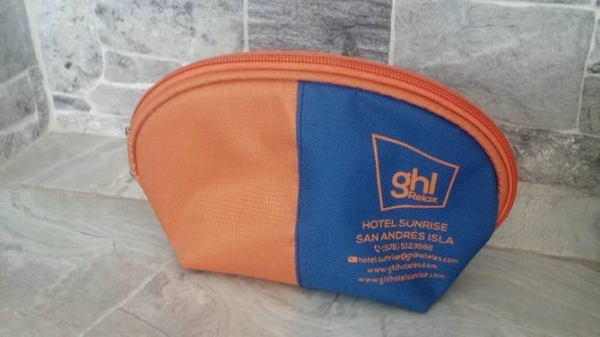 Cosmetiquera Copenhague, 19 x 12 x 6 cmts, bicolor, en poliester