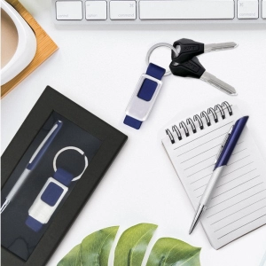 Set en caja de llavero metálico con accesorio imitación cuero y bolígrafo metálico.